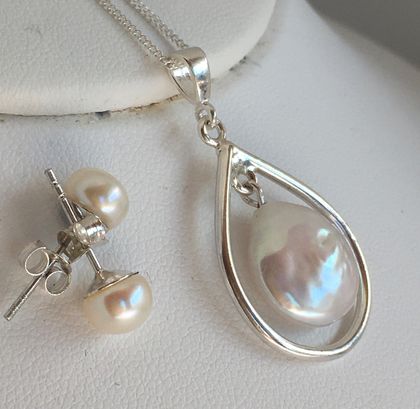 Baroque Pearl pendant & earring set