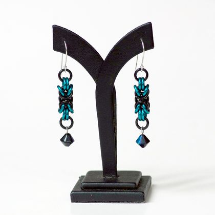 Chainmail earrings: Teal with beads