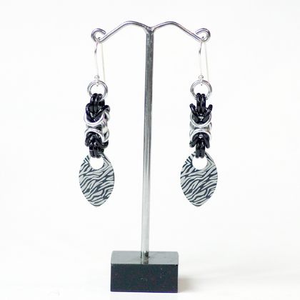 Chainmail earrings: Zebra