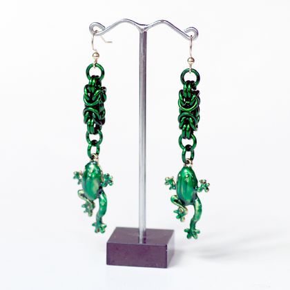 Chainmail earrings: Frogs!