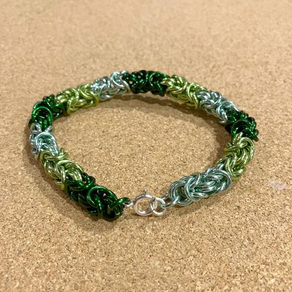 Chainmail bracelet: Greens