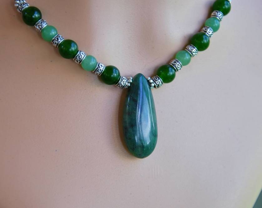 Green gemstone necklace | Felt