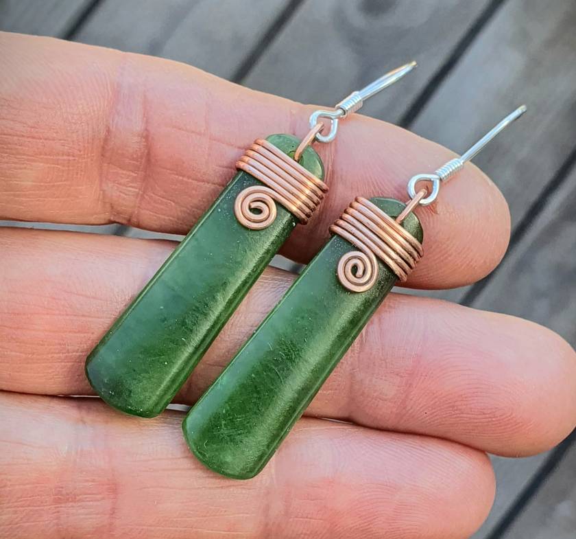 Greenstone or New Zealand Pounamu earrings with copper binding | Felt