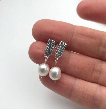 Pearl Stud Earrings with textured short bar