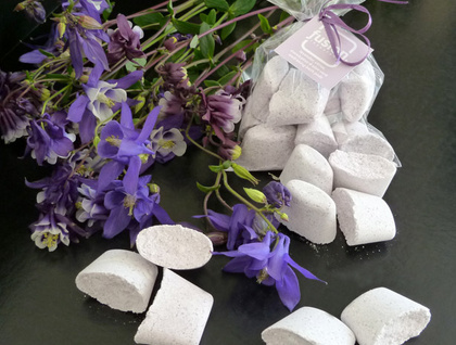 Soothing, restorative fizzy bath pods