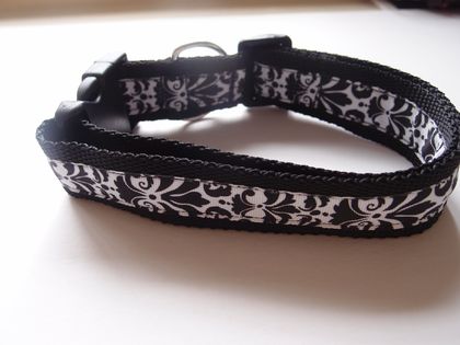 Handmade collar in black and white