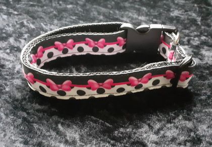 Handmade dog collar in pink bows on black and white.