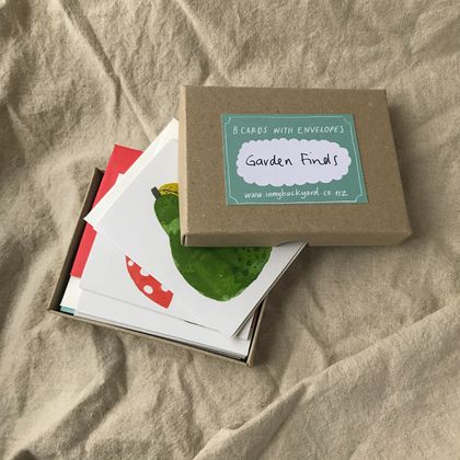 Garden Finds - A boxed set of 8 cards