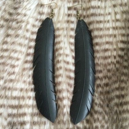 RereManu kakī (black stilt) feather inspired earrings 