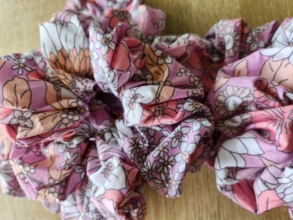 Pinky Floral Scrunchie 