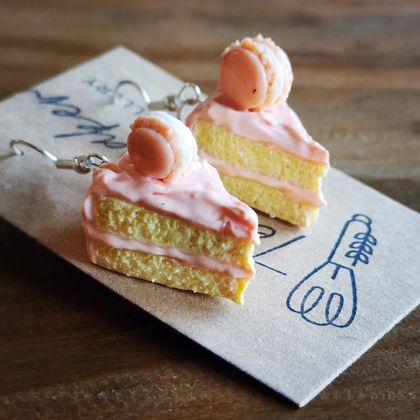  Clay Dangle Earrings _ vanilla&strawberry cake slice with macaroons