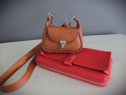 Minimalist Castango Leather Handbag