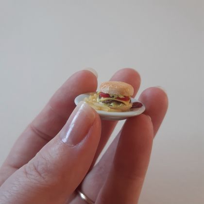 Miniature Burger for your Dollhouse