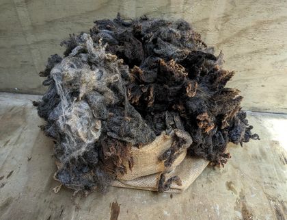 Nosey's fleece - very soft medium grey/black romney fleece 500g