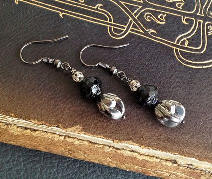 Drops Of Silver And Jet: elegant, Victorian-inspired earrings in black and silver