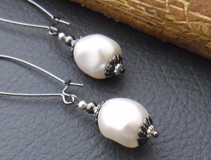 Marguerite earrings in white: Swarovski pearls on gunmetal coloured ear-wires – last pair!
