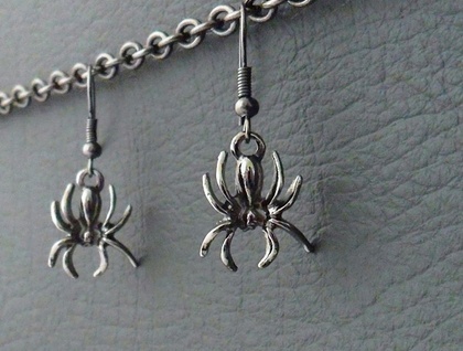 Dark Spider earrings: shiny dark-grey spider charms on gunmetal black hooks