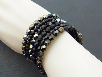 Black Glamour: glittering memory-wire wrap bracelet with iridescent black Czech glass – one of a kind