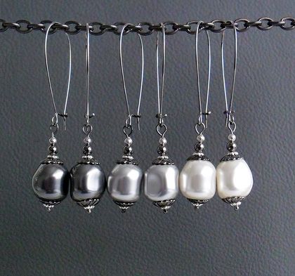 Marguerite earrings: Swarovski pearls in white or grey