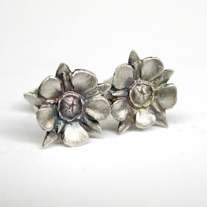 Manuka flower stud earrings