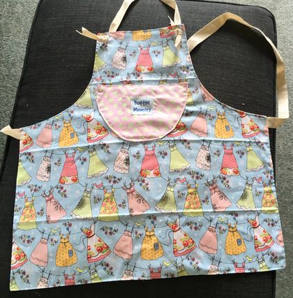Reversible child's apron