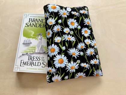 Protective Book Sleeve - Large Daisies