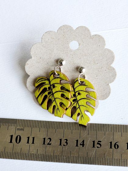 Green light mixtures of lime stainless steel hypoallergenic short dangling earrings leaves monsteria earrings jewelry accessories wooden buttons into earrings