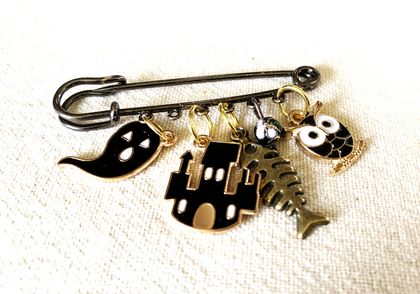 Kilt pin - Black charms and skeleton fish (Halloween theme)