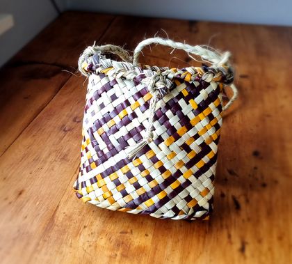 black and gold kete