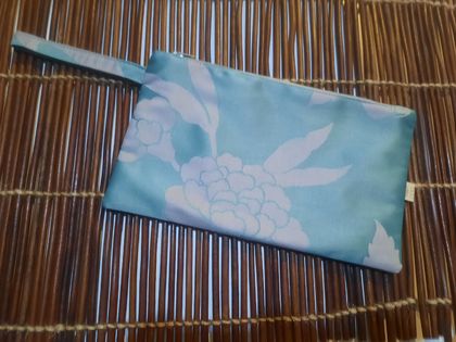  Floral zipped pouch with handle 