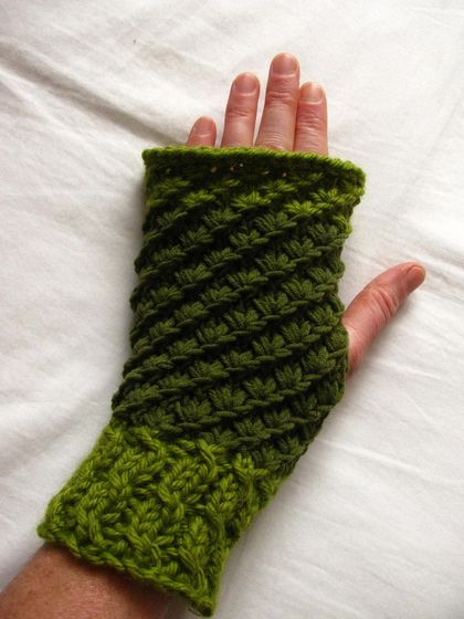 Mossy green fingerless gloves