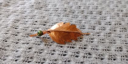 Fold formed leaf pin with pearl