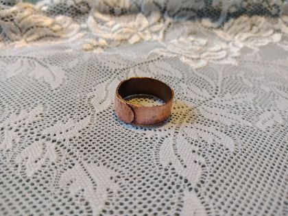 Hammered copper band with overlap