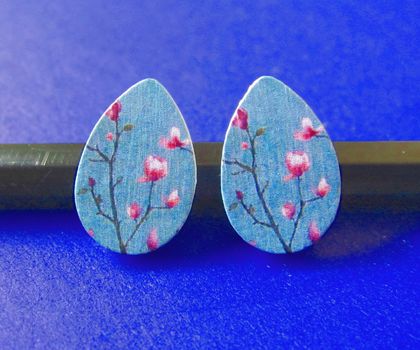 sale - Teardrop wooden stud earrings - magnolia