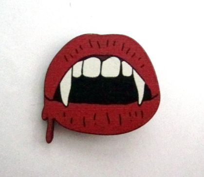 vampire kiss brooch