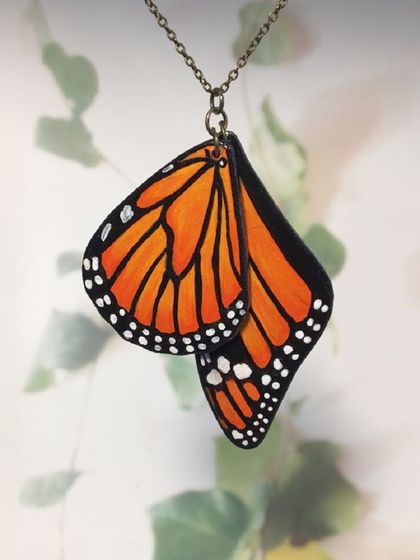 GORGEOUS MONARCH BUTTERFLY WING PENDANT 