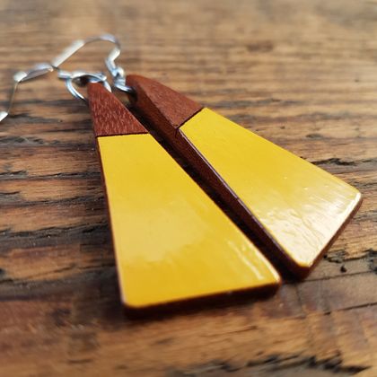 Wooden drop earrings with a touch of Mustard