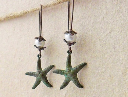 Starfish Treasure earrings in verdigris: lifelike, patinated charms with white faux pearls