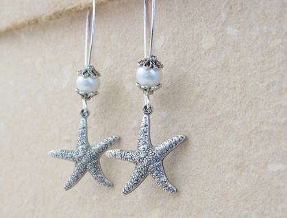 Starfish Treasure earrings in silver: lifelike starfish charms with white faux pearls