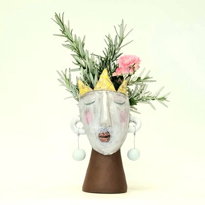 Sculptural vase & plant holder