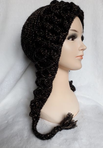 Women's capuche hood in gold and black