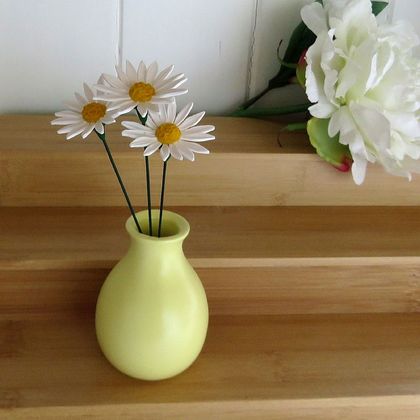 White Daisy's and Lemon Vase