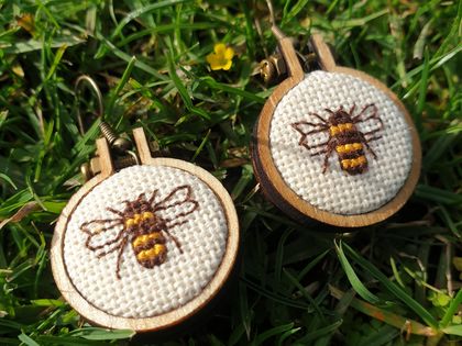 Mini-embroidery Hoop Earrings - Bee Design
