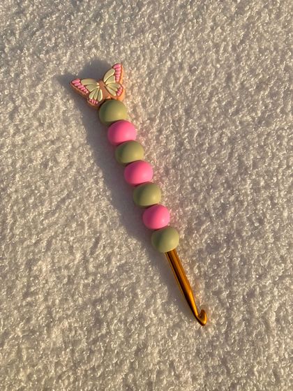 6MM SAGE & PINK BUTTERFLY BEADED CROCHET HOOK