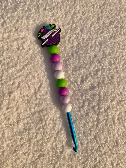 5MM PURPLE & GREEN BEADED CROCHET HOOK