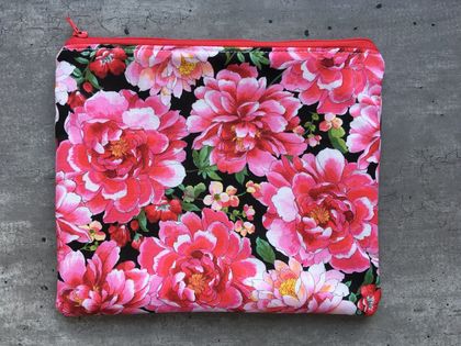  Blissful pink flowers    - Zipper purse Medium size